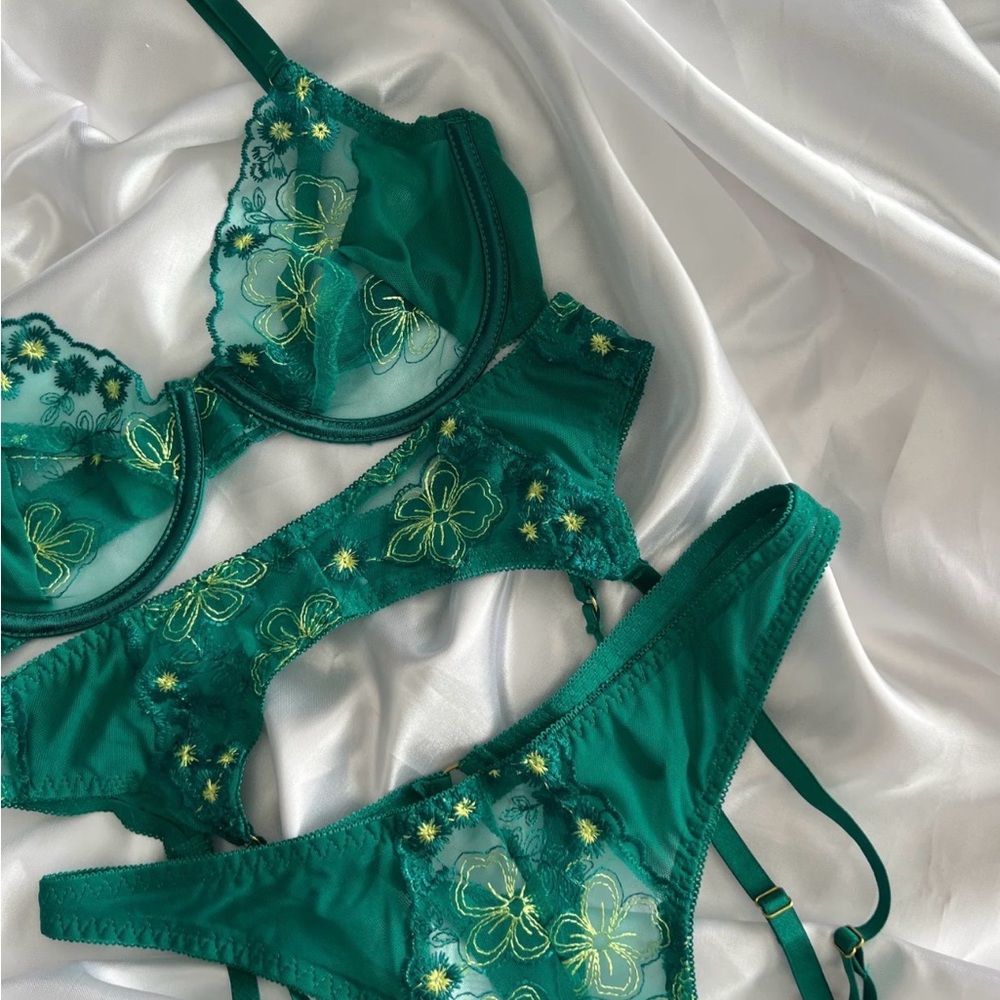 Emerald Lingerie Set - Picture 3 of 3